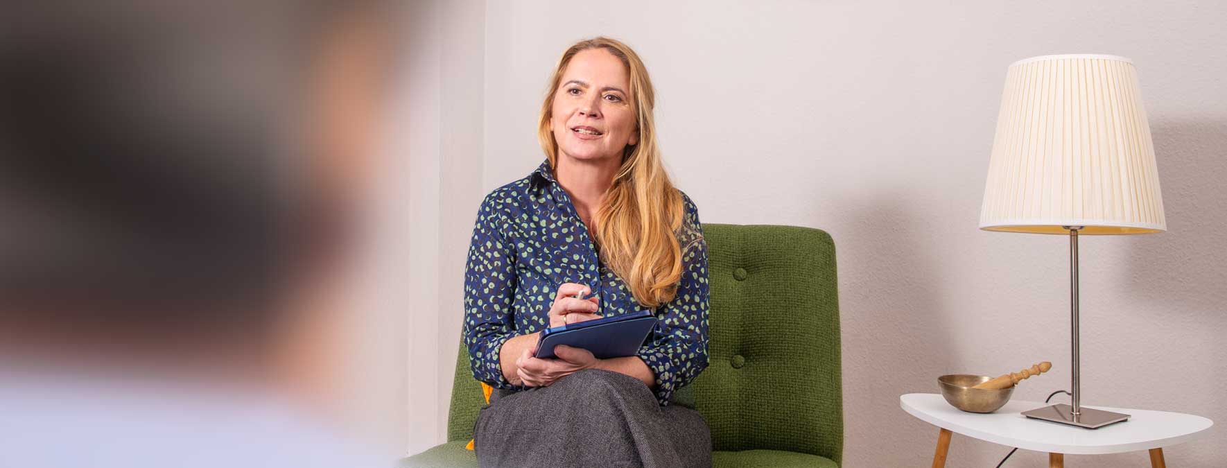 Anette Worbs arbeitet mit einem Patient in einer Psychotherapie