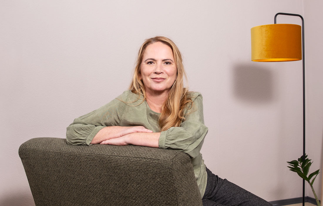 Portrait von Anette Worbs, lächelt sympathisch
