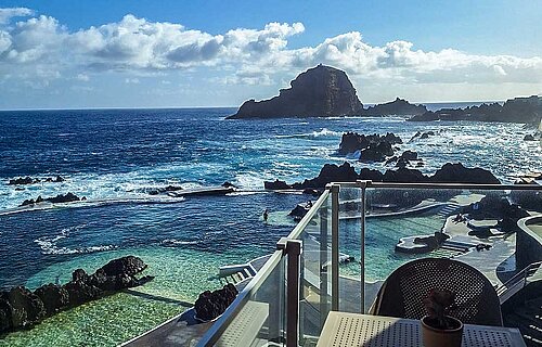 Blick auf die Felsküste von Madeira von einem Hotelbalkon