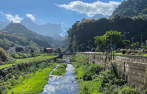 Berge, Fluß und grüne Landschaft auf Madeira