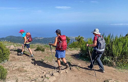 Drei Wanderer mit Rucksack auf Madeira